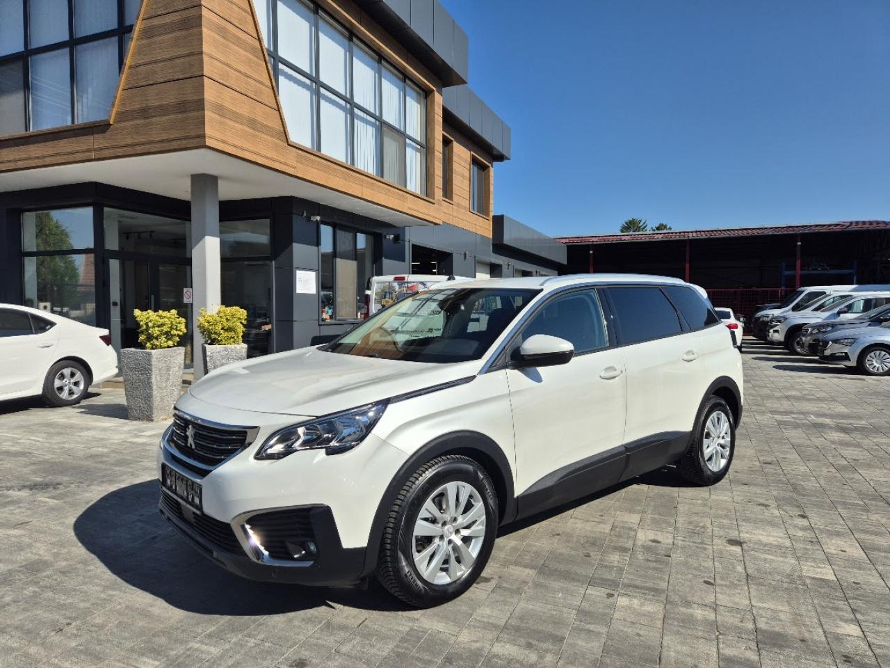 auto-peugeot-5008-15-hdi-1